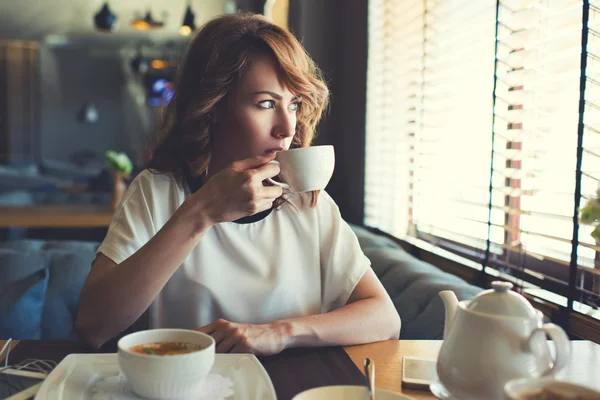 O femeie care bea ceai în cafeneaua modernă — Fotografie, imagine de stoc