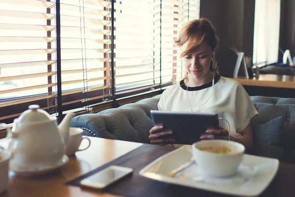 Woman have video conversation in cafe — 스톡 사진