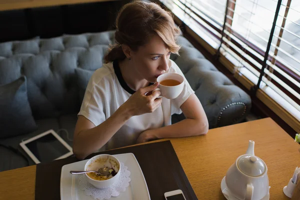 Ung, vakker kvinne som drikker te – stockfoto