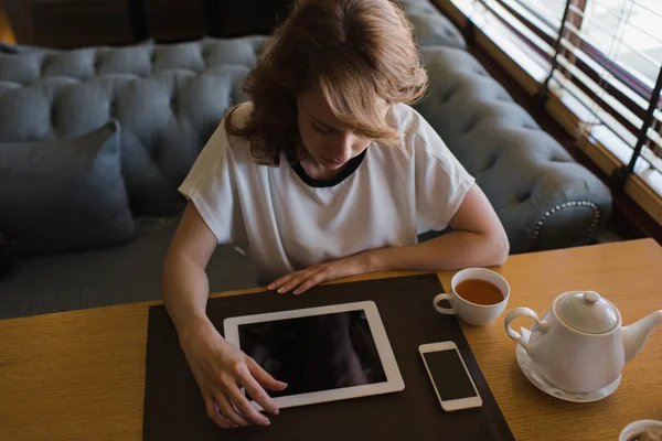 Woman using her touch pad in cafe — Stock Photo, Image