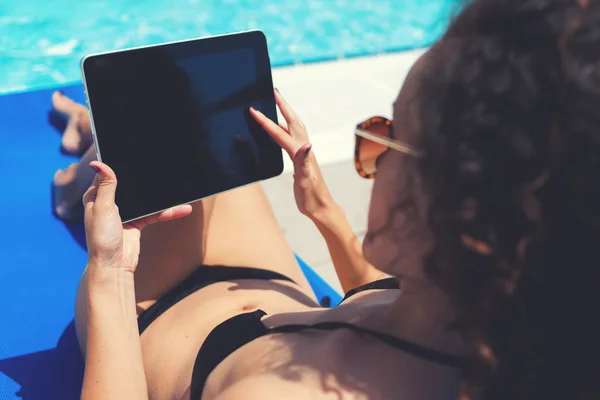Женщина, читающая электронную книгу — стоковое фото