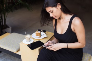 彼女の目を維持する女性のシャット ダウン