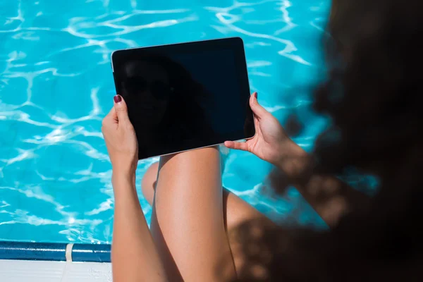Female in bikini with touch pad near pool — Φωτογραφία Αρχείου