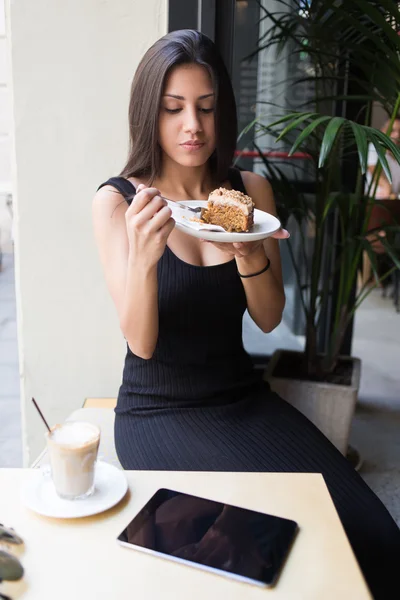 Mujer comiendo postre en acogedora cafetería — Foto de Stock