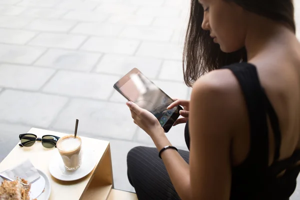 Mujer usando su tableta digital en la cafetería — Foto de Stock