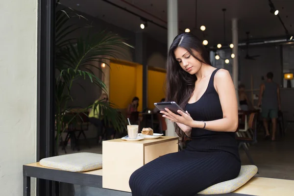 Mujer usando su tableta digital en la cafetería —  Fotos de Stock