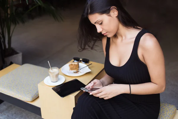 Donna che utilizza il suo smartphone in caffè — Foto Stock