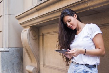 Dijital tablet bilgisayar kullanan kadın