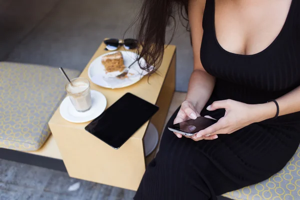 Mulher usando seu telefone celular no café — Fotografia de Stock