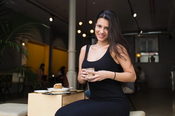 Mujer feliz sentada en el café de la acera —  Fotos de Stock