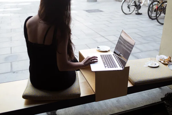 在便携式计算机上工作的女学生 — 图库照片