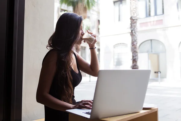 Mujer tienen conversación de chat en su computadora portátil — Foto de Stock