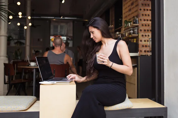 Жінка спілкується в чаті на своєму ноутбуці — стокове фото