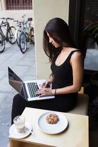 Mujer latina trabajando en computadora portátil —  Fotos de Stock