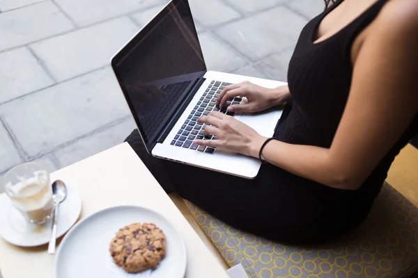 Estudante do sexo feminino trabalhando no computador portátil — Fotografia de Stock