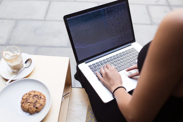 Studentin arbeitet am Laptop — Stockfoto