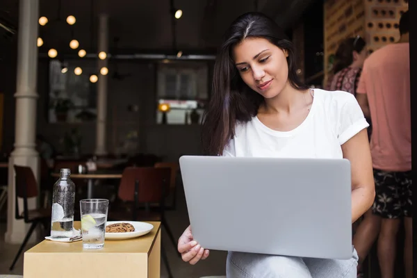 Hipster girl working on her net-book — Stock Fotó