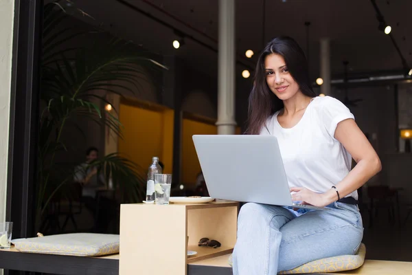 Hipster girl working on her net-book — Stock Photo, Image