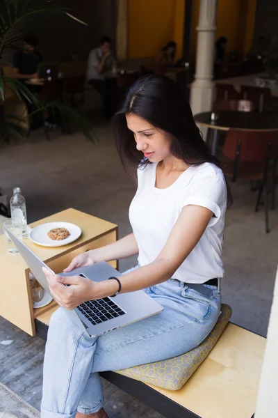 Young hipster girl working on her net-book — Stock Photo, Image