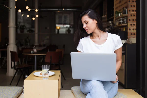 Giovane ragazza hipster che lavora sul suo net-book — Foto Stock