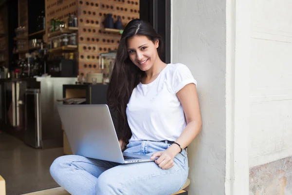 Young hipster girl working on her net-book — 图库照片