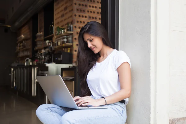 Young hipster girl working on her net-book — Stock Photo, Image