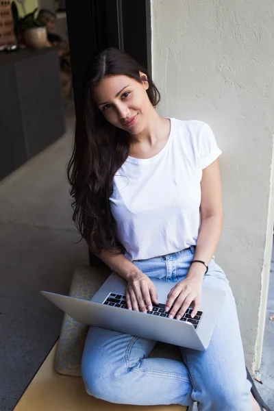 Giovane ragazza hipster che lavora sul suo net-book — Foto Stock