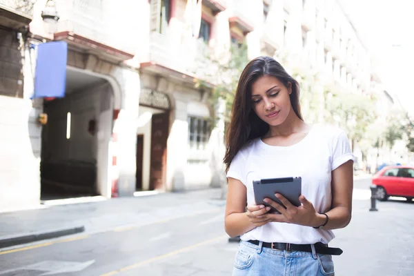 Woman with digital tablet in urban setting — Stockfoto