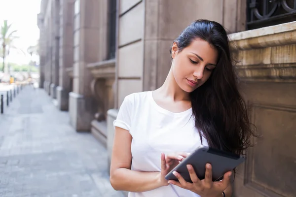 Donna con tablet digitale in ambiente urbano — Foto Stock