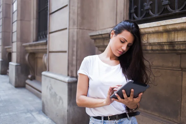 Woman with digital tablet in urban setting — Φωτογραφία Αρχείου