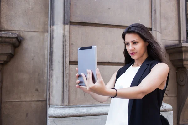 Woman making self portrait on her tablet — Stock Fotó