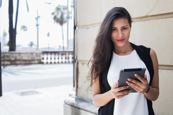 Woman with digital tablet in urban setting — Stock Fotó