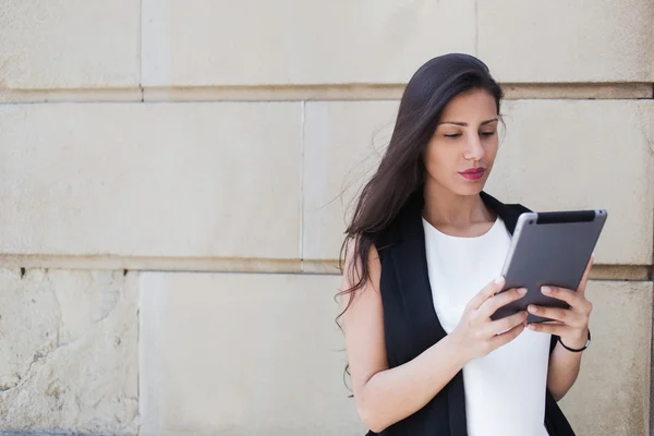 Woman with digital tablet in urban setting — 스톡 사진