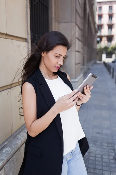 Женщина с цифровым планшетом в городской обстановке — стоковое фото