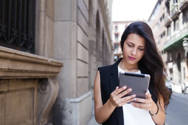 Mujer con tablet digital en entorno urbano — Foto de Stock
