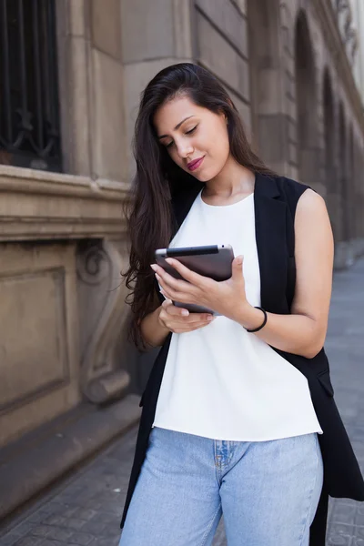 Woman with digital tablet in urban setting — Stok fotoğraf