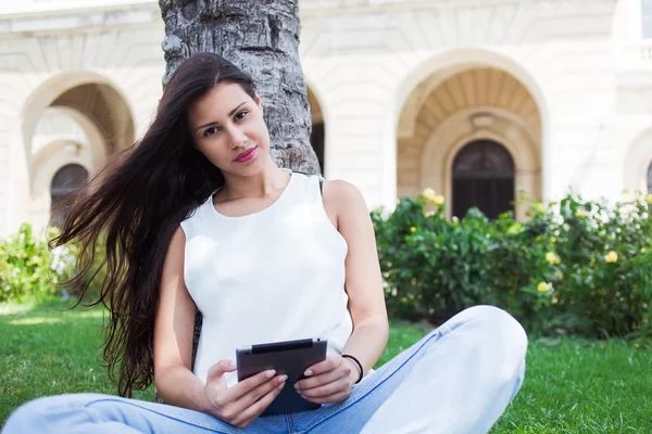 Mulher usando computador tablet ao ar livre — Fotografia de Stock