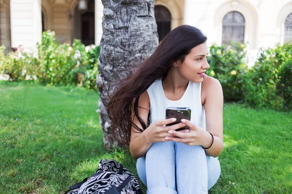 Mulher usando computador tablet ao ar livre — Fotografia de Stock