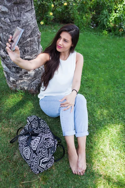 Hipster girl making self portrait — Stock Photo, Image