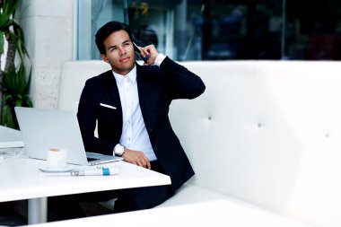 Genç işadamı cep telefonuyla konuşuyor.