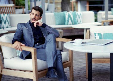Young businessman sitting in coffee shop