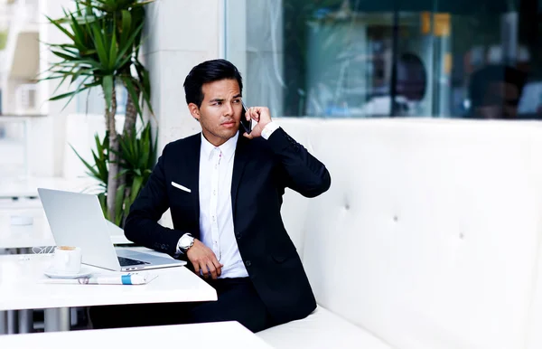 Joven hombre de negocios hablando por teléfono móvil — Foto de Stock