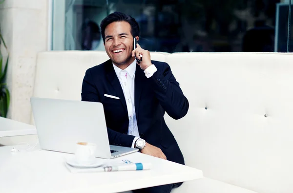 Leende affärsman talar på mobiltelefon — Stockfoto