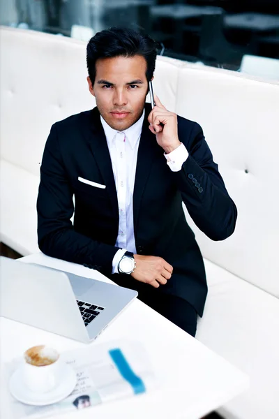 Joven hombre de negocios hablando por teléfono móvil — Foto de Stock