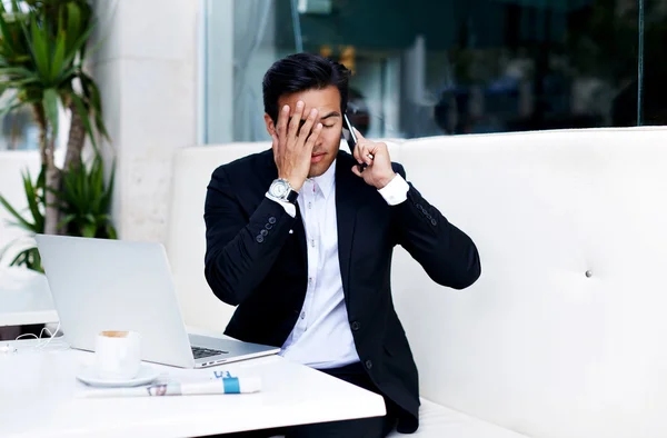 Worried businessman talking on mobile phone — Stok fotoğraf