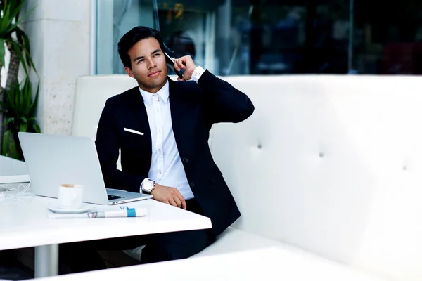 Joven hombre de negocios hablando por teléfono móvil — Foto de Stock