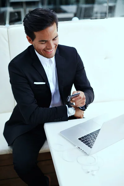Happy businessman using mobile phone — Stock Photo, Image
