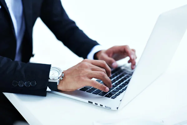 Successful businessman keyboarding on his laptop — Stockfoto