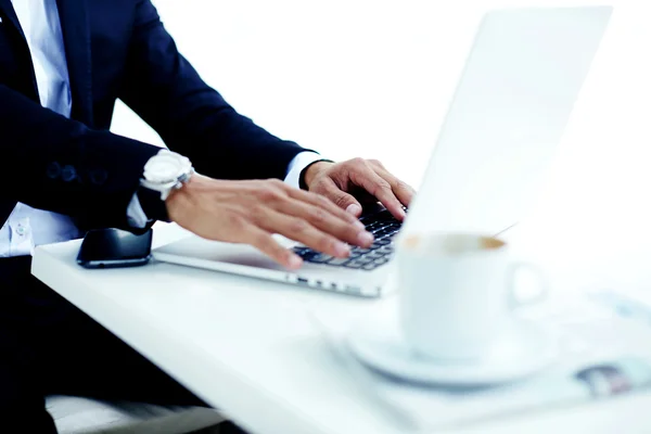 Successful businessman working on his laptop — Stockfoto