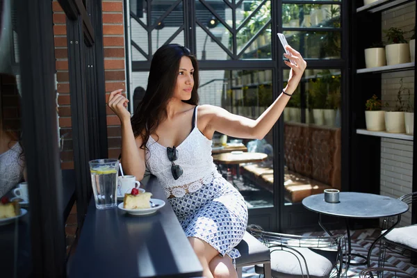 Charming girl taking picture of herself — Stockfoto